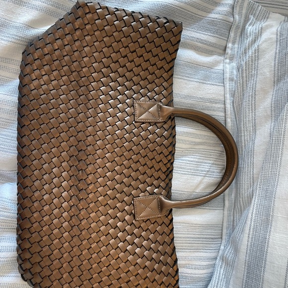 Metallic Woven tote with pouch - Picture 2 of 4